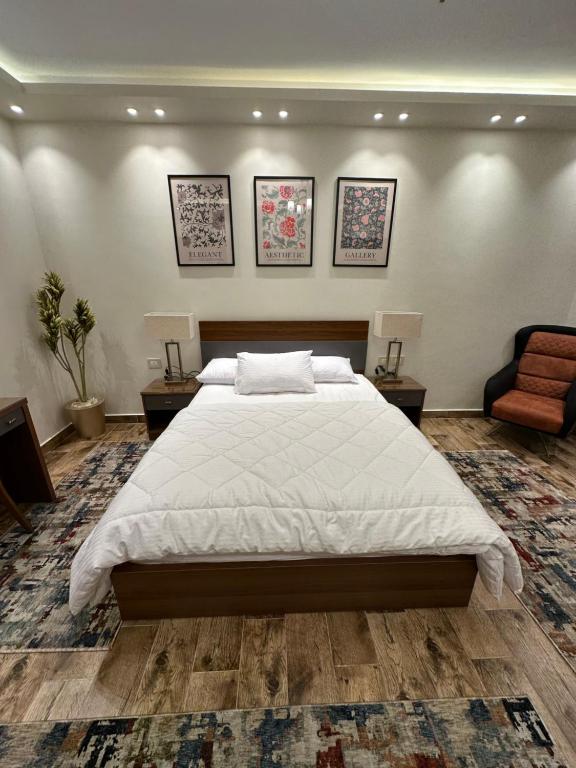 Postel nebo postele na pokoji v ubytování luxury apartment - شقه فاخره