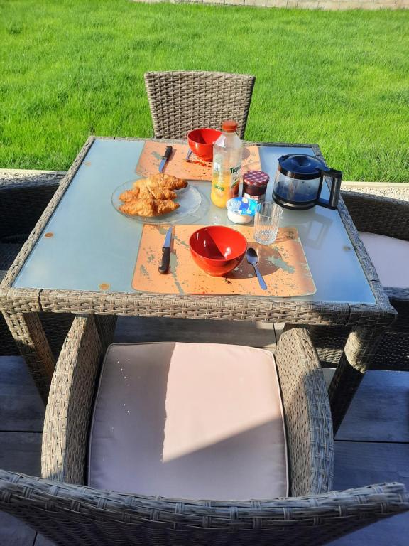 - une table de pique-nique avec une assiette de nourriture dans l'établissement ESPERANZA, au Cap d'Agde