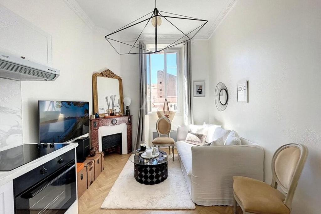 - un salon avec un canapé blanc et un miroir dans l'établissement Le Barocco - Calm - Hypercentre - Cosy, à Cannes