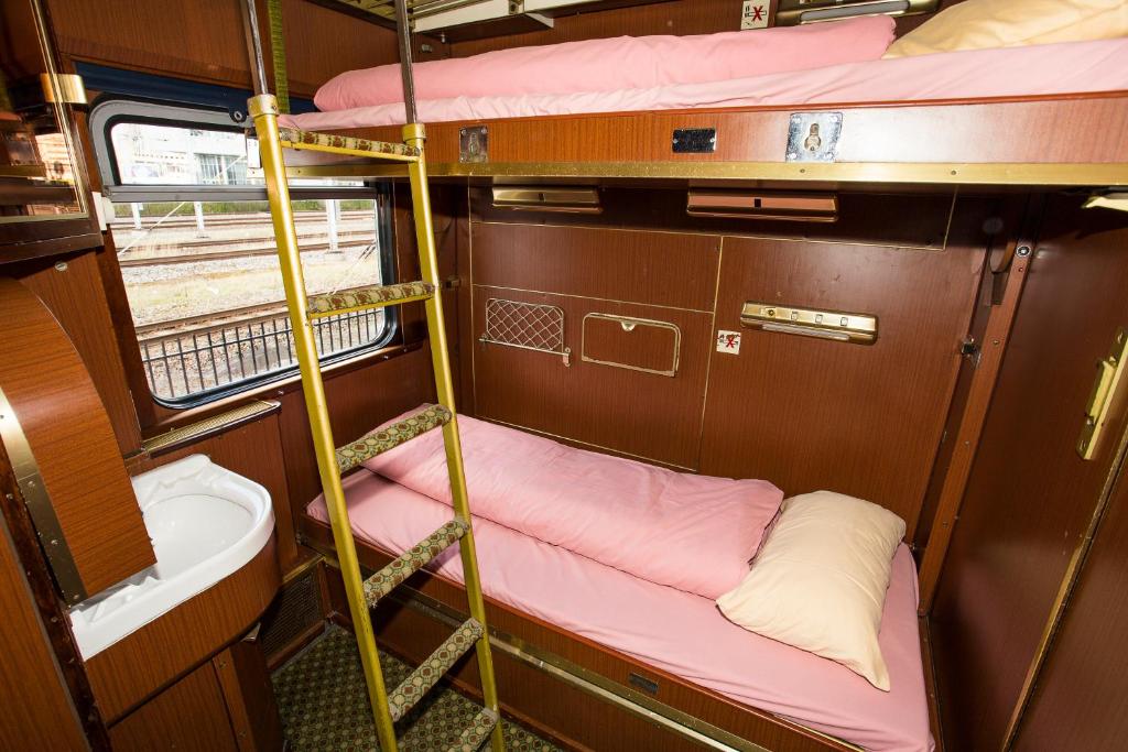Palanda nebo palandy na pokoji v ubytování Train Lodge Amsterdam