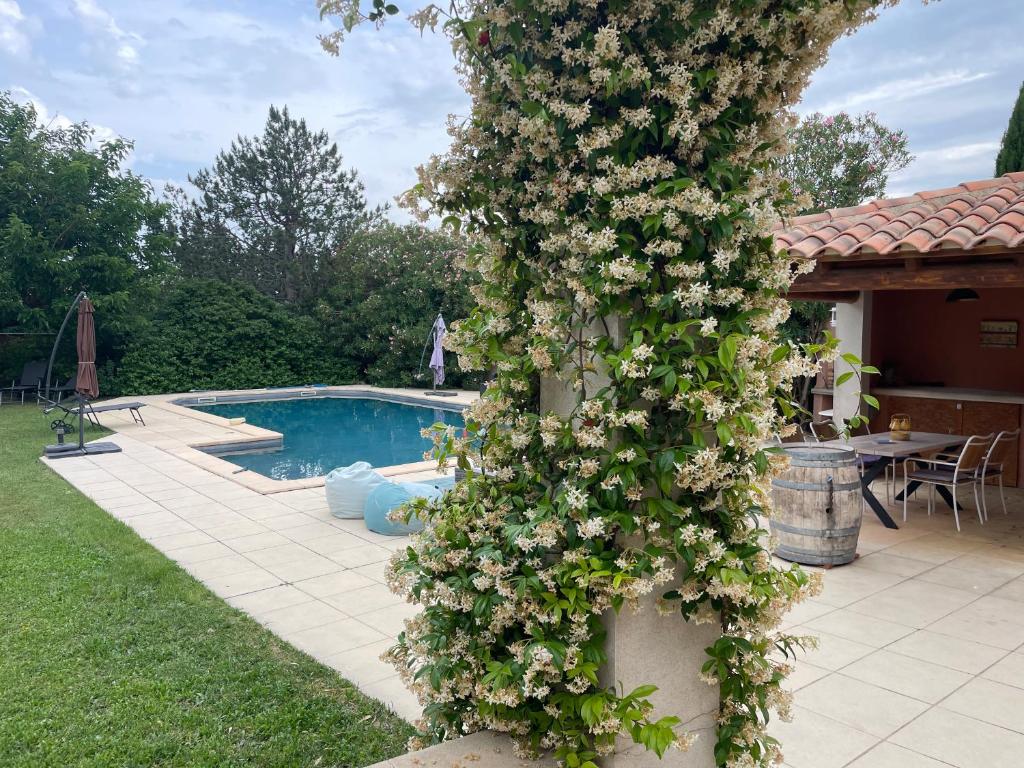 Bazén v ubytování Villa et maisonnette provençales nebo v jeho okolí