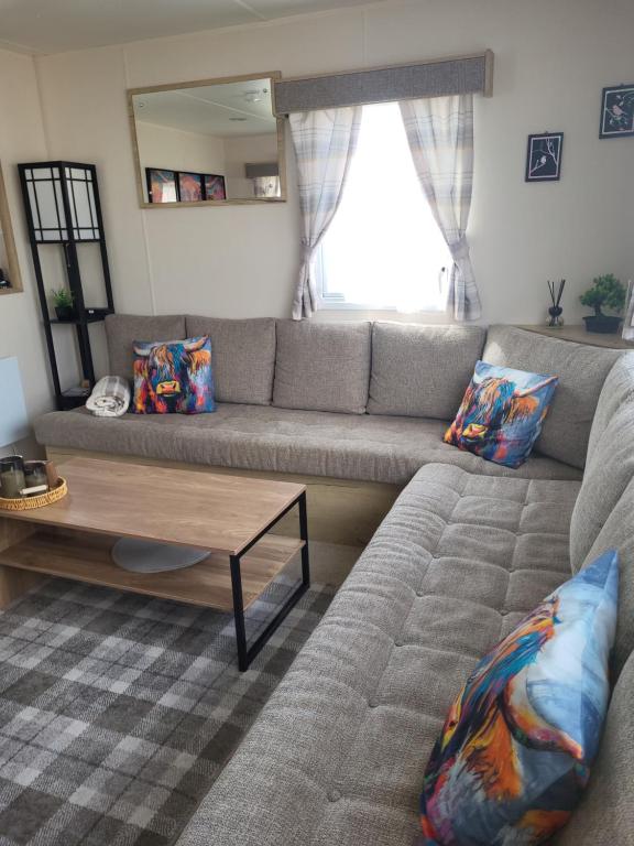 Posezení v ubytování 61 St Andrew's 3 bedroom 2 bathroom Caravan near Edinburgh Seton Sands Holiday Village