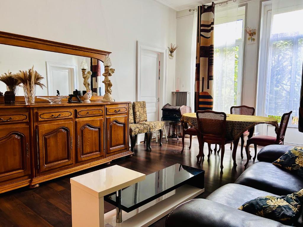 un salon avec un canapé et une table dans l'établissement appartement spacieux en centre ville, à Strasbourg