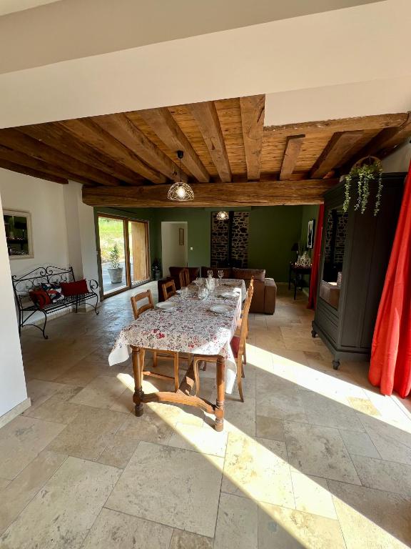 un grand salon avec une table et un canapé dans l'établissement Gîte de petit Pierre, 