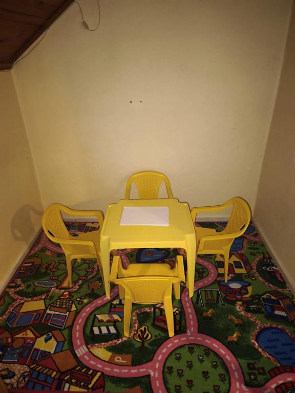 einen Tisch und 4 Stühle in einem Zimmer mit einem Teppich in der Unterkunft Apartmány Na vyhlídce in Blata
