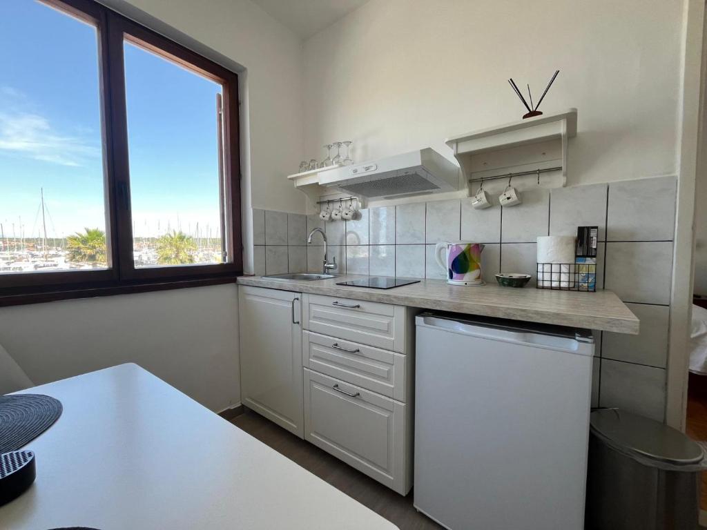 Kuchyň nebo kuchyňský kout v ubytování Room Novakovic