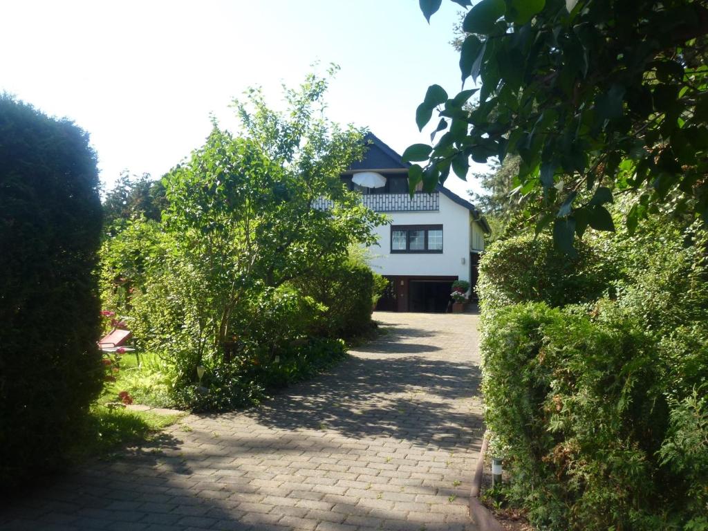 una casa con entrada de ladrillo frente a un edificio en Ferienwohnung Haus Seeblick Geltow, en Schwielowsee