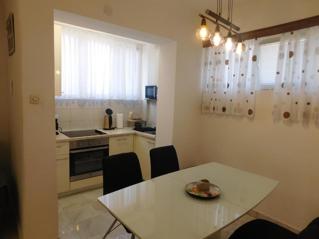 Kuchyňa alebo kuchynka v ubytovaní Apartment Fontana Felicita