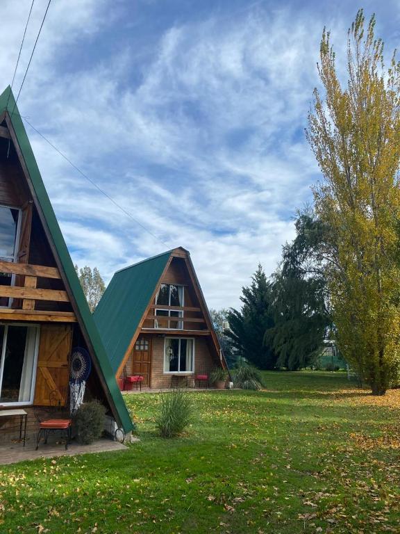 una casa con tetto verde di Cabañas Sueño Serrano a Saldungaray