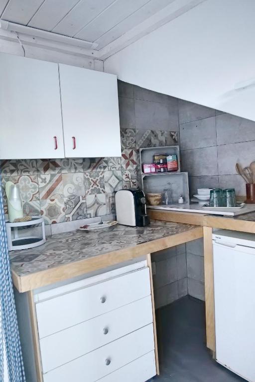A kitchen or kitchenette at Depandance in Villa Gisella