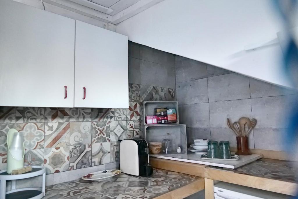 A kitchen or kitchenette at Depandance in Villa Gisella