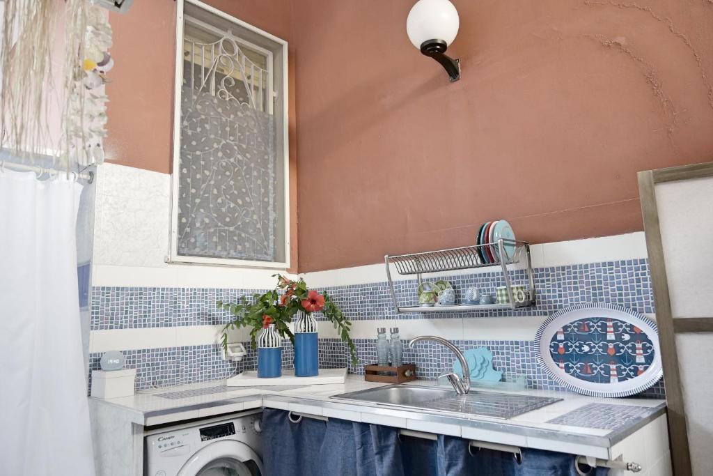 A kitchen or kitchenette at Depandance in Villa Gisella