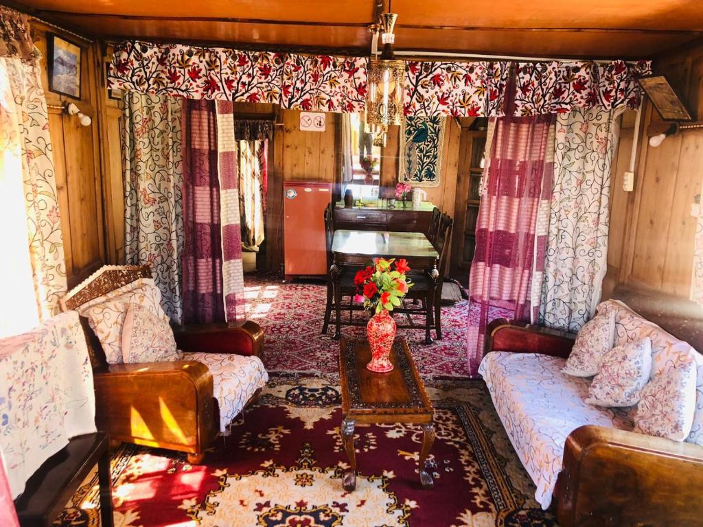 un soggiorno con divani e pianoforte di Budshah Palace House Boat a Srinagar
