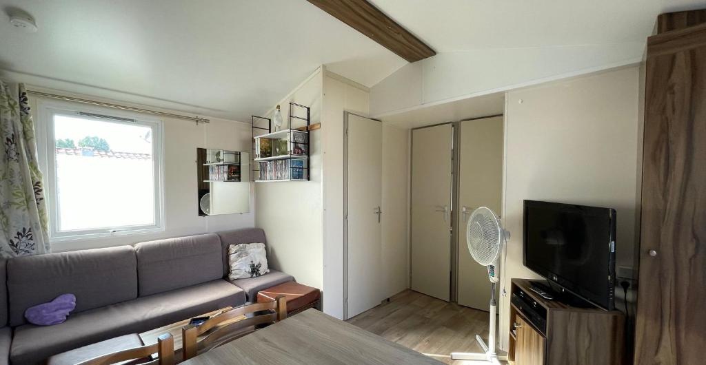 Photo de la galerie de l'établissement Quiet mobile home in a family campsite JF383, aux Mathes