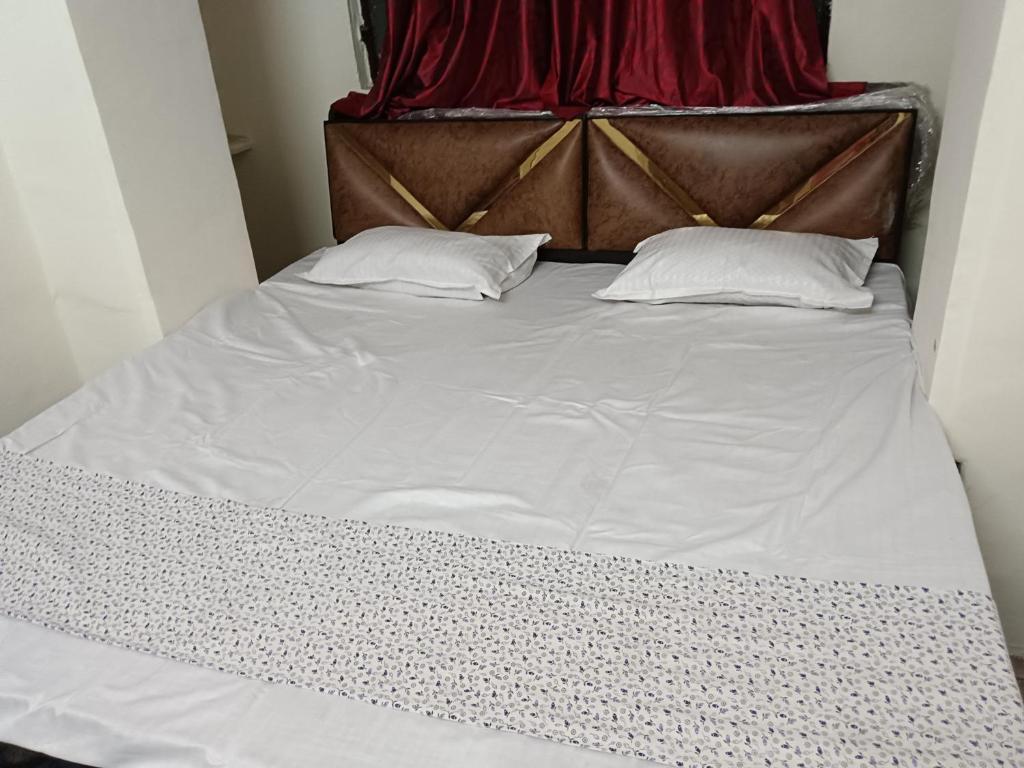 Postel nebo postele na pokoji v ubytování Radhika P Guest House Ajmer
