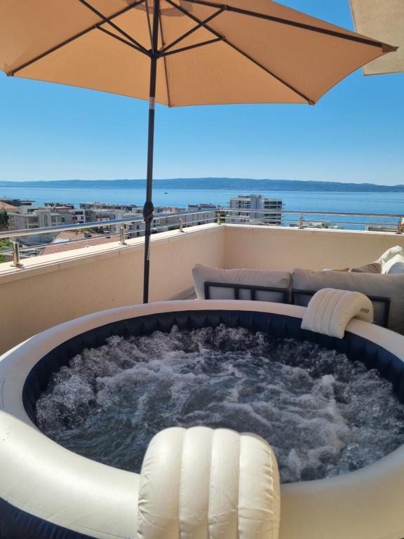 Kiki's Sea View Open Apartment with Terrace and Jacuzzi