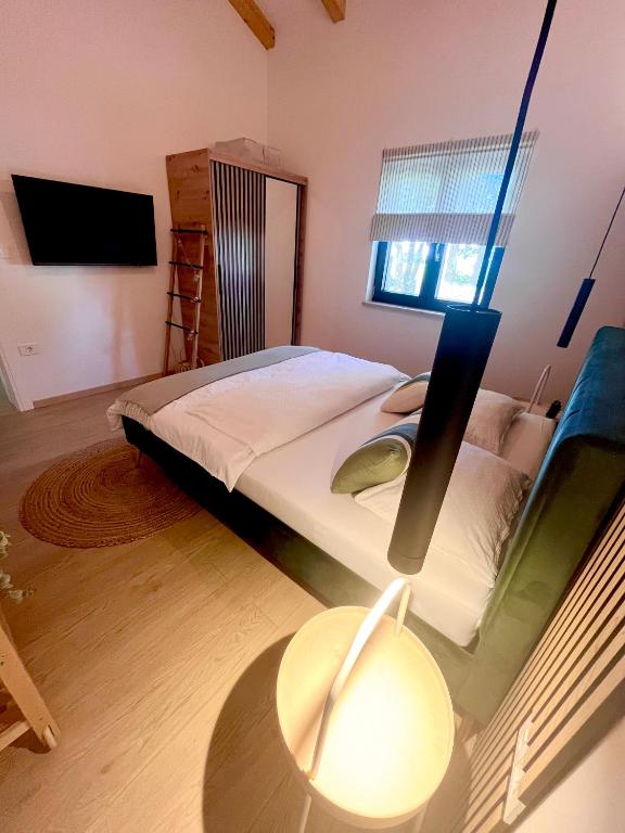 Telewizja i/lub zestaw kina domowego w obiekcie Casa Bosca with heated pool