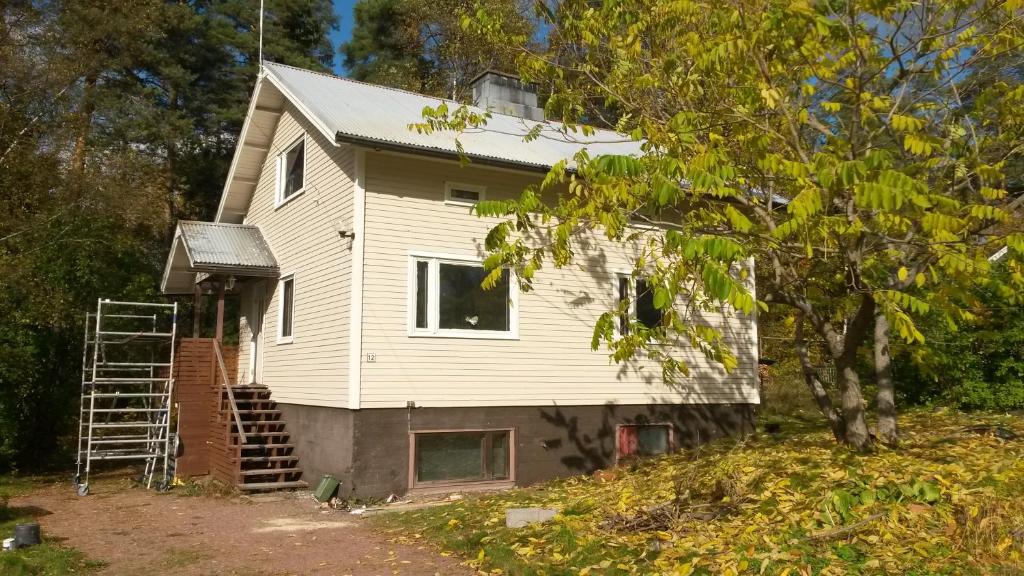una casa que está siendo remodelada con en Omakotitalo Karhula, en Kotka
