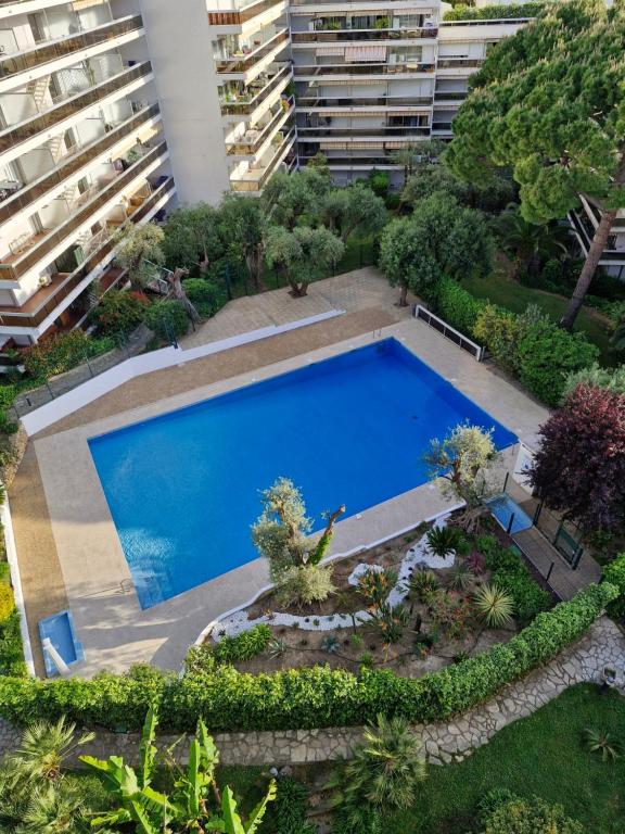 une vue aérienne d'une piscine dans une ville dans l'établissement Incroyable vue sur des Îles, à Antibes