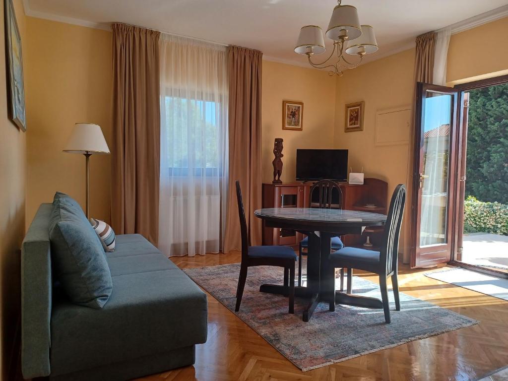 Televízia a/alebo spoločenská miestnosť v ubytovaní Apartments Stana