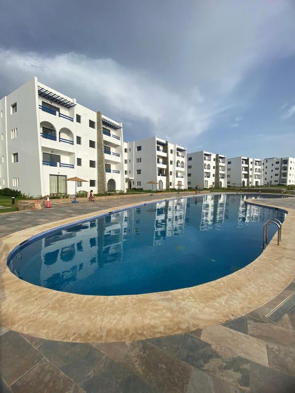 an empty swimming pool in front of some apartment buildings at Monte Cabo in Cabo Negro