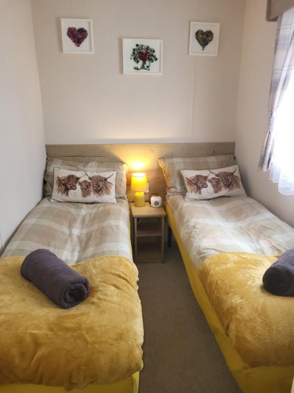 Postel nebo postele na pokoji v ubytování 61 St Andrew's 3 bedroom 2 bathroom Caravan near Edinburgh Seton Sands Holiday Village