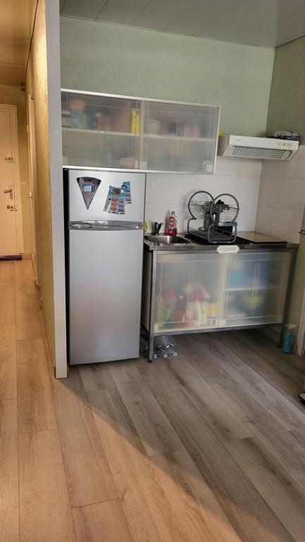 une cuisine avec un réfrigérateur blanc et un comptoir dans l'établissement Chti Picard 2 Vue latéral mer et wifi, à Berck-sur-Mer