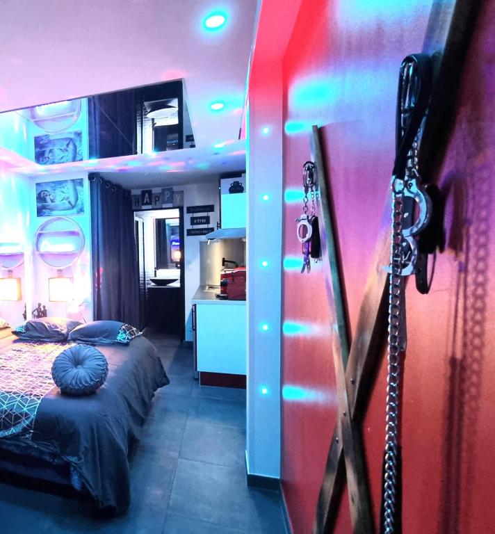 une chambre avec un lit dans une chambre avec des lumières dans l'établissement Naturiste Cap d'Agde Phantasme Naturiste Port Nature 94 Vue Mer, au Cap d'Agde