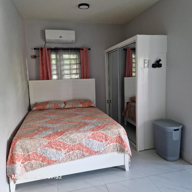 Postel nebo postele na pokoji v ubytování Defiance Studio St Maarten