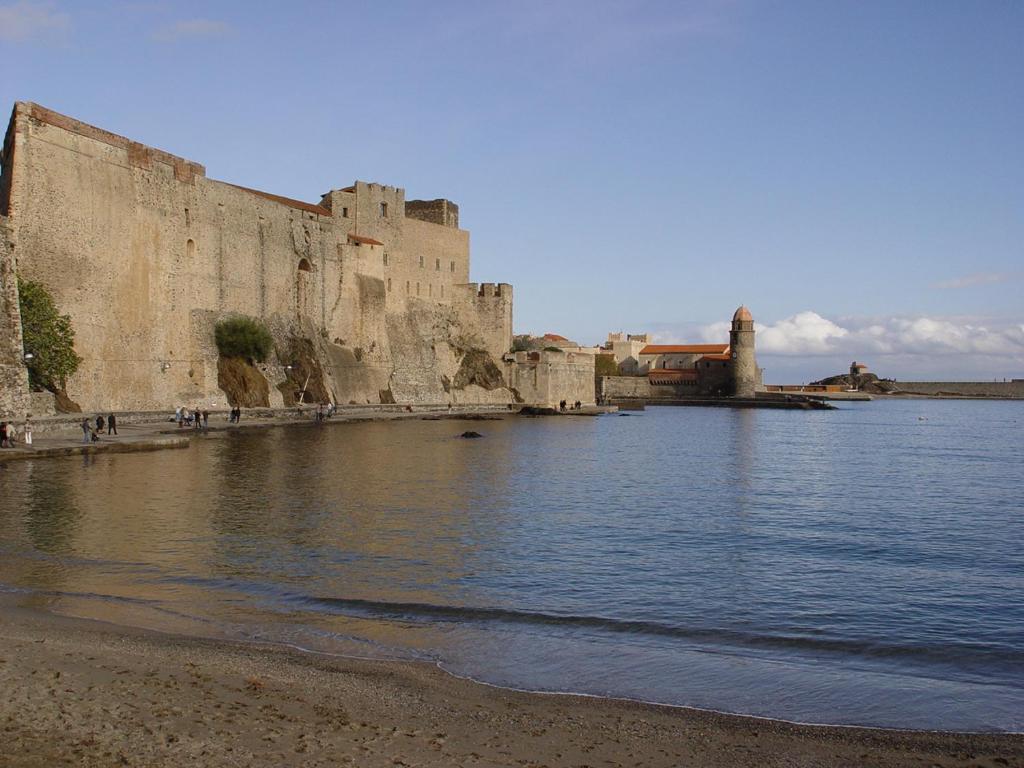 un château installé à côté d'une étendue d'eau dans l'établissement Joli appartement près plage deux chambres quatre personnes, à La Celle-sous-Gouzon