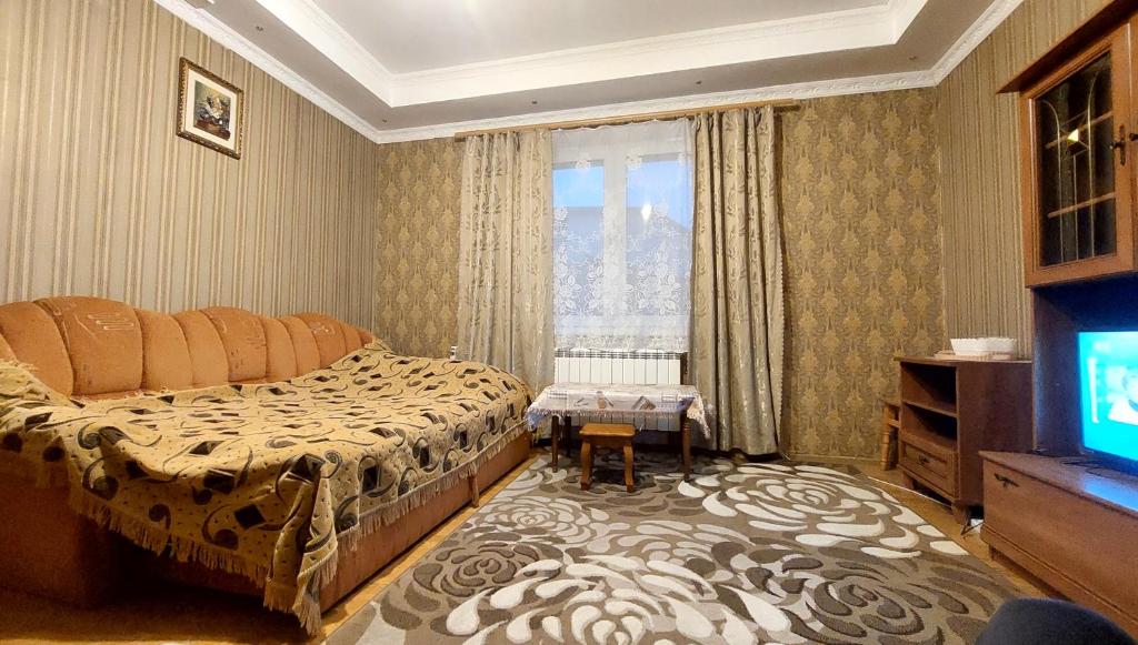 una camera da letto con un letto, una tv e una finestra di Коттеджный городок Динамо Конча-Заспа a Kiev