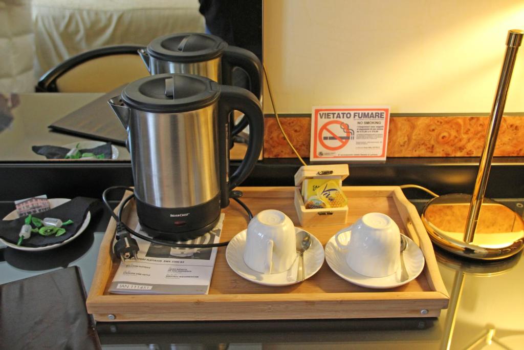 Příslušenství pro přípravu čaje a kávy v ubytování Park Hotel Villa Leon d'Oro