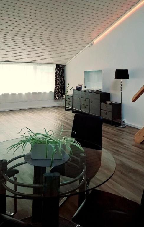 Posezení v ubytování Muota River Loft & Muota Industry Apartment near Stoos