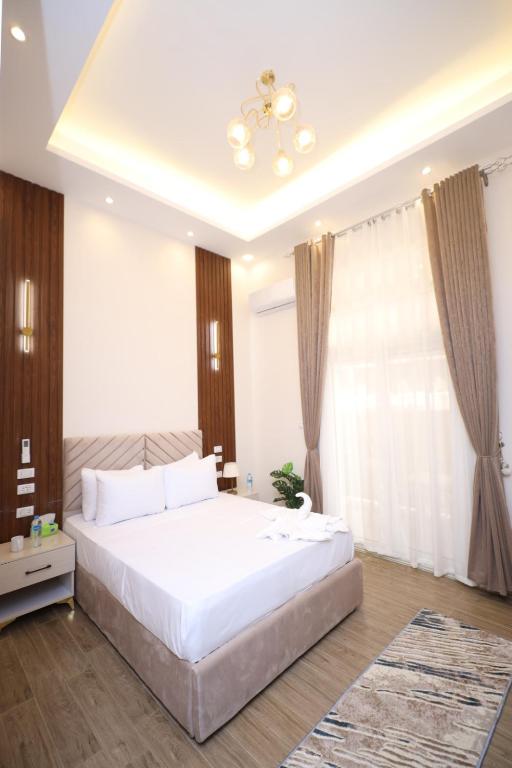 Postel nebo postele na pokoji v ubytování Aphrodite Boutique Hotel