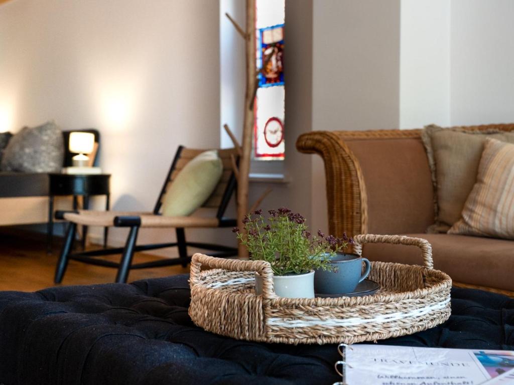 a living room with a wicker basket on a table at Birdhouse in Lübeck
