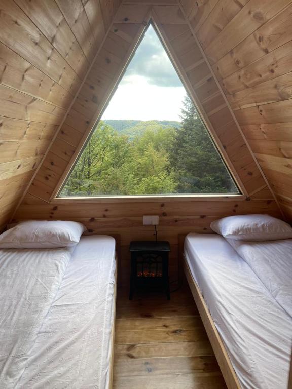 Postel nebo postele na pokoji v ubytování Komovi - Kobil Do Guesthouse