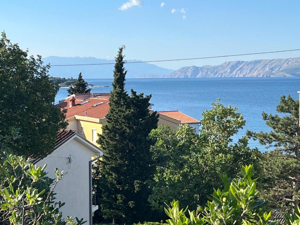 Modern apartments just 70m from the beach with free parking