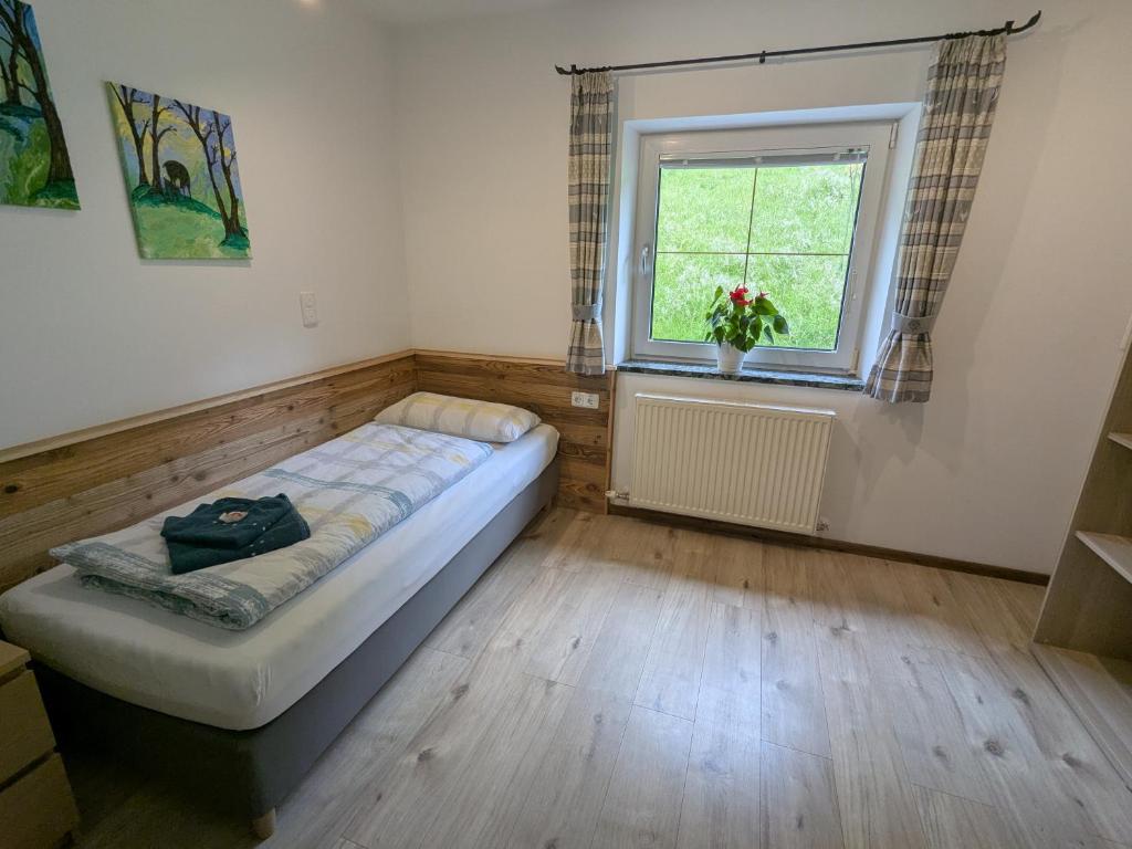 Postel nebo postele na pokoji v ubytování Haus Biechl mit Blick auf die Burg Hohenwerfen
