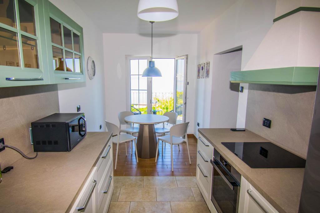 Kuchnia lub aneks kuchenny w obiekcie Apartment Vincent with beautiful sea view terrace