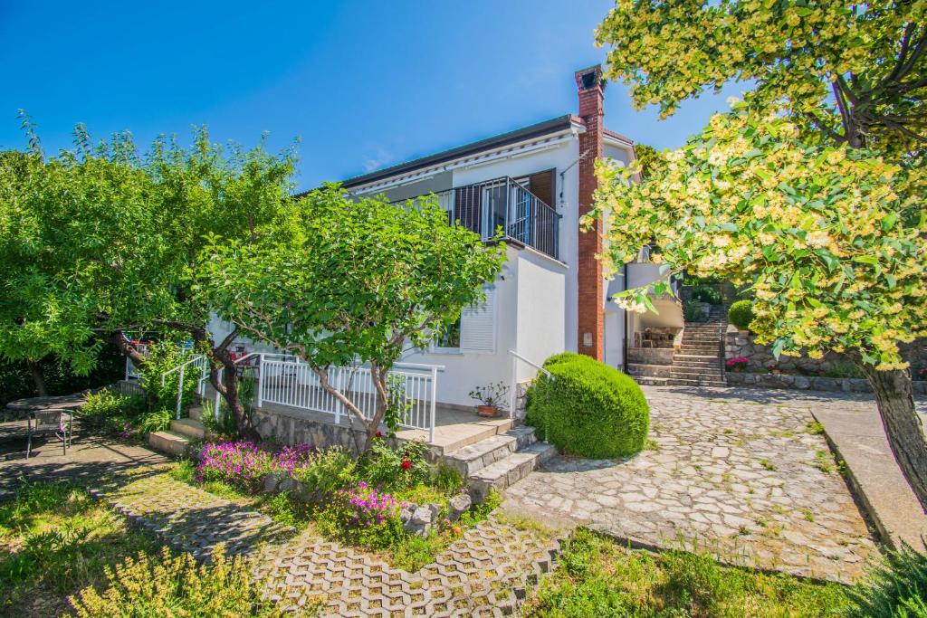 dom z ogrodem i drzewami w obiekcie Apartment Vincent with beautiful sea view terrace w mieście Klenovica