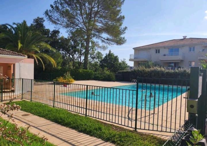 une clôture autour d'une piscine dans une maison dans l'établissement Appartement cosy dans résidence avec piscine, à Saint-Raphaël