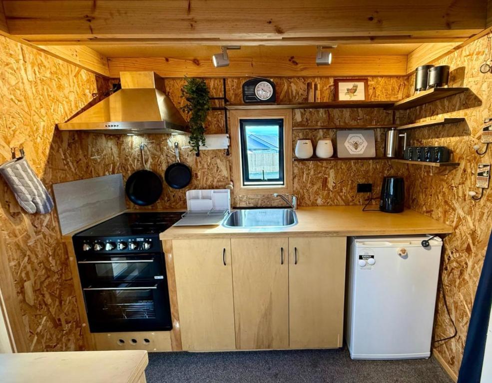 Kuchyň nebo kuchyňský kout v ubytování Experience Tiny Home Living