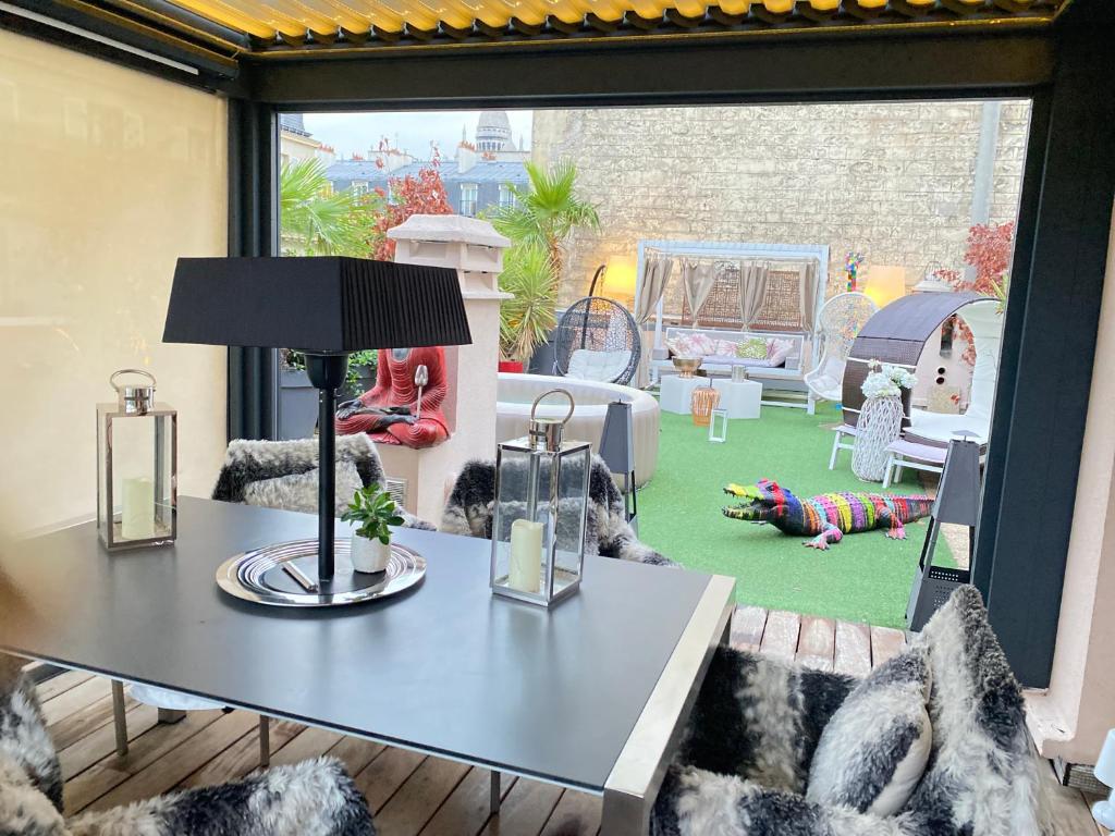 Photo de la galerie de l'établissement Luxury Rooftop Escape with Jacuzzi & Sacré-Cœur View, à Paris