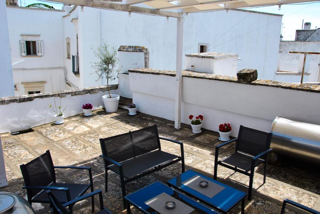 patio con sedie e tavoli sul tetto di Dimora Nuccio a Martina Franca