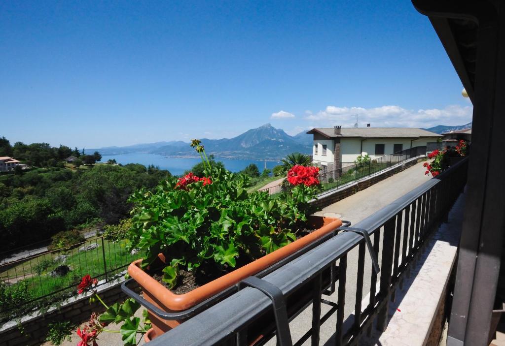 un balcone con alcune piante su un cornicione di Hotel San Remo a San Zeno di Montagna