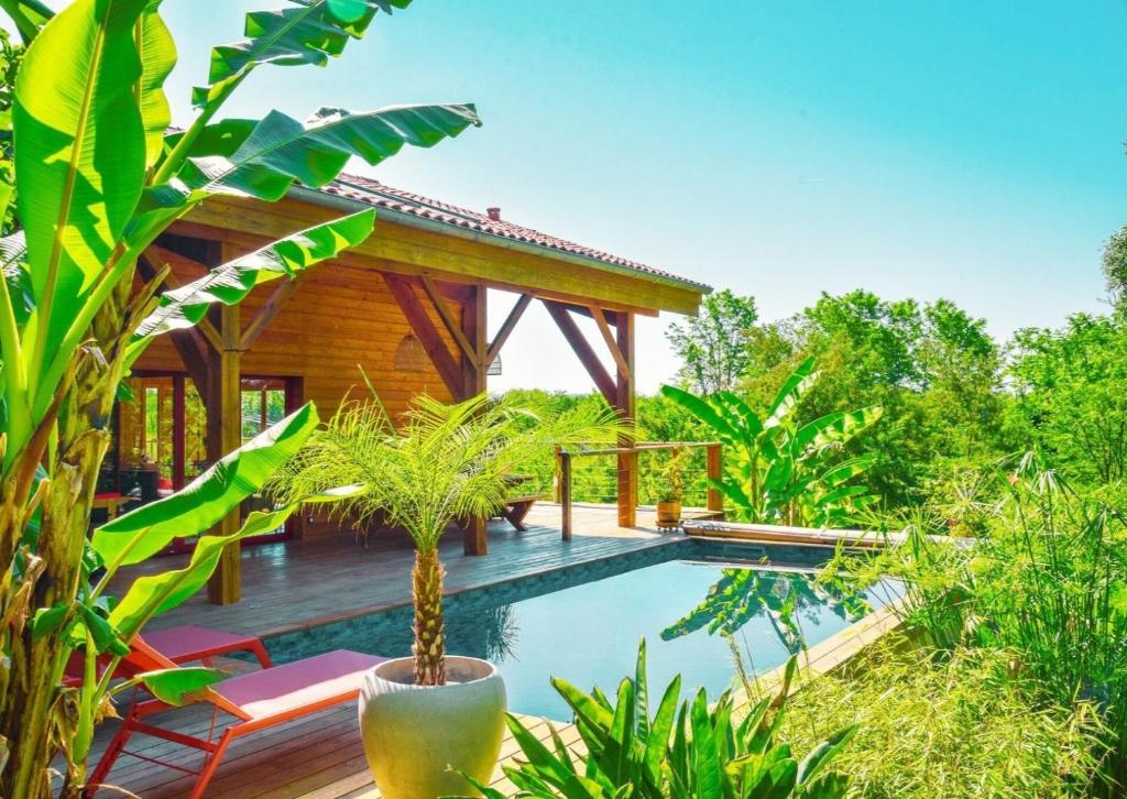 une villa avec piscine et une maison dans l'établissement Villa éco-lodge sur pilotis - Piscine, Vélo, Plancha - entre Bayonne et Hossegor, à Saint-Laurent-de-Gosse