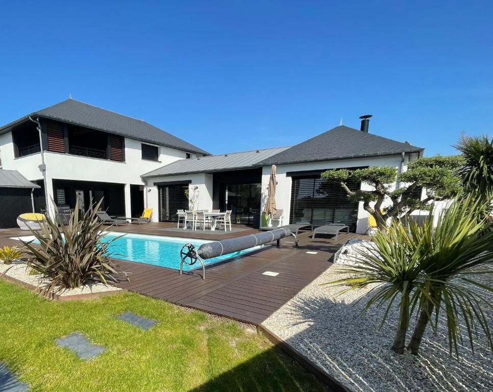 Photo de la galerie de l'établissement Villa avec Piscine, à Dinard
