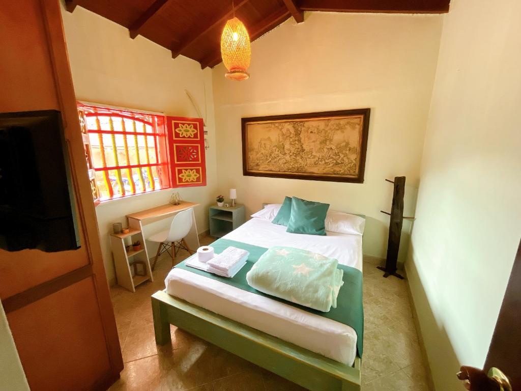 Rúm í herbergi á Blomst Casa Hostal