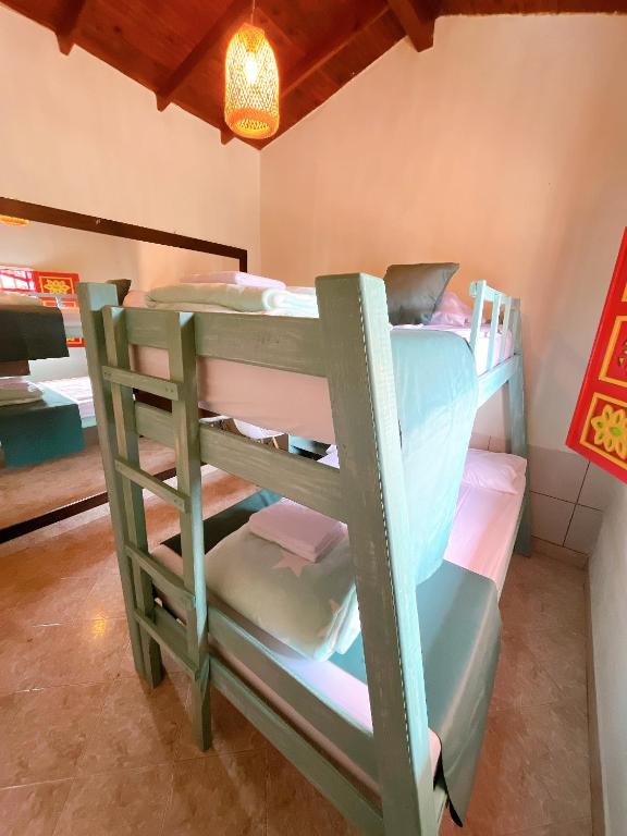 Rúm í herbergi á Blomst Casa Hostal