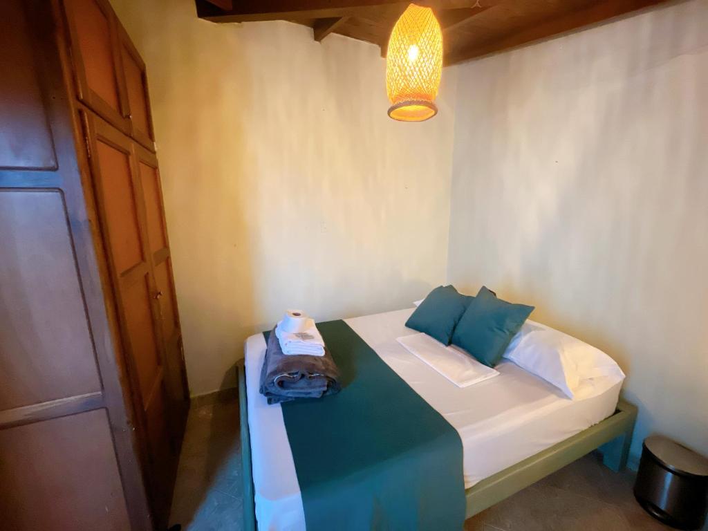 Rúm í herbergi á Blomst Casa Hostal